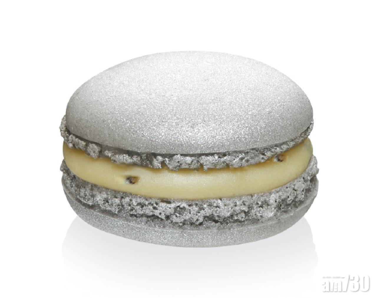 魚子醬青合桃酒馬卡龍 $105/3件
以矜貴的Maison Petrossian魚子醬製成,配以新鮮青合桃酒,突出乾果香氣,鹹鮮細膩。
PIERRE HERMÉ 2833 5700