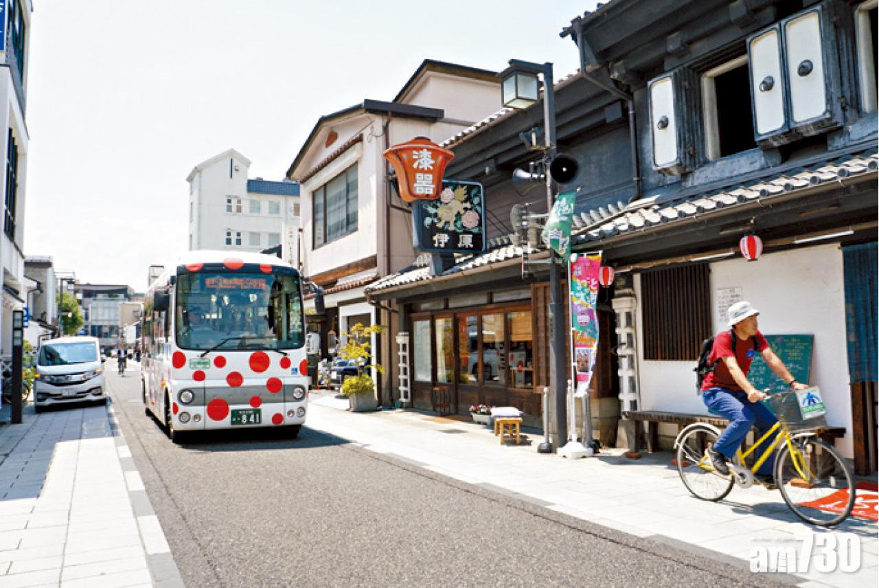 草間彌生在松本出生,獨有波點巴士行走市內。
