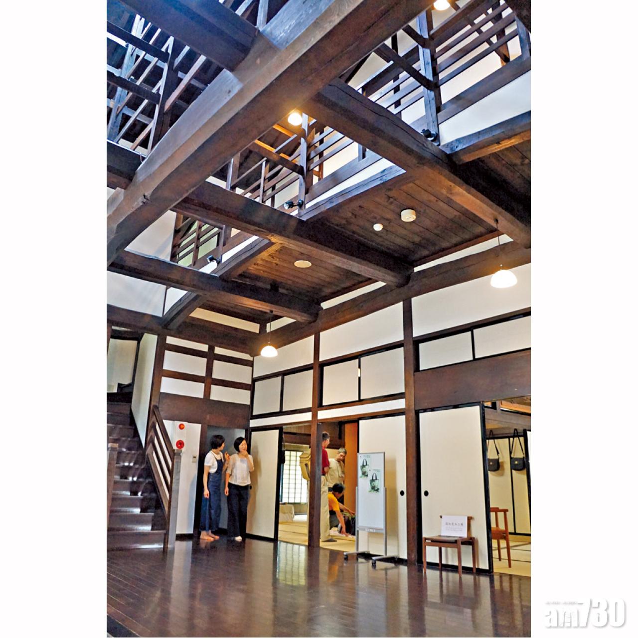 土藏造是塗抹泥灰的木建築。