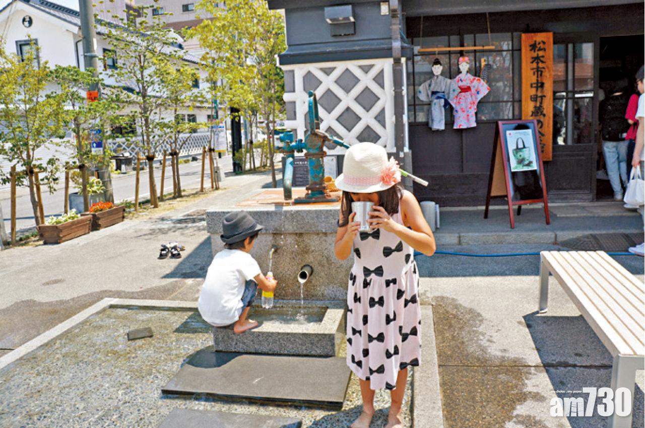 居民遊客都喝泉水。