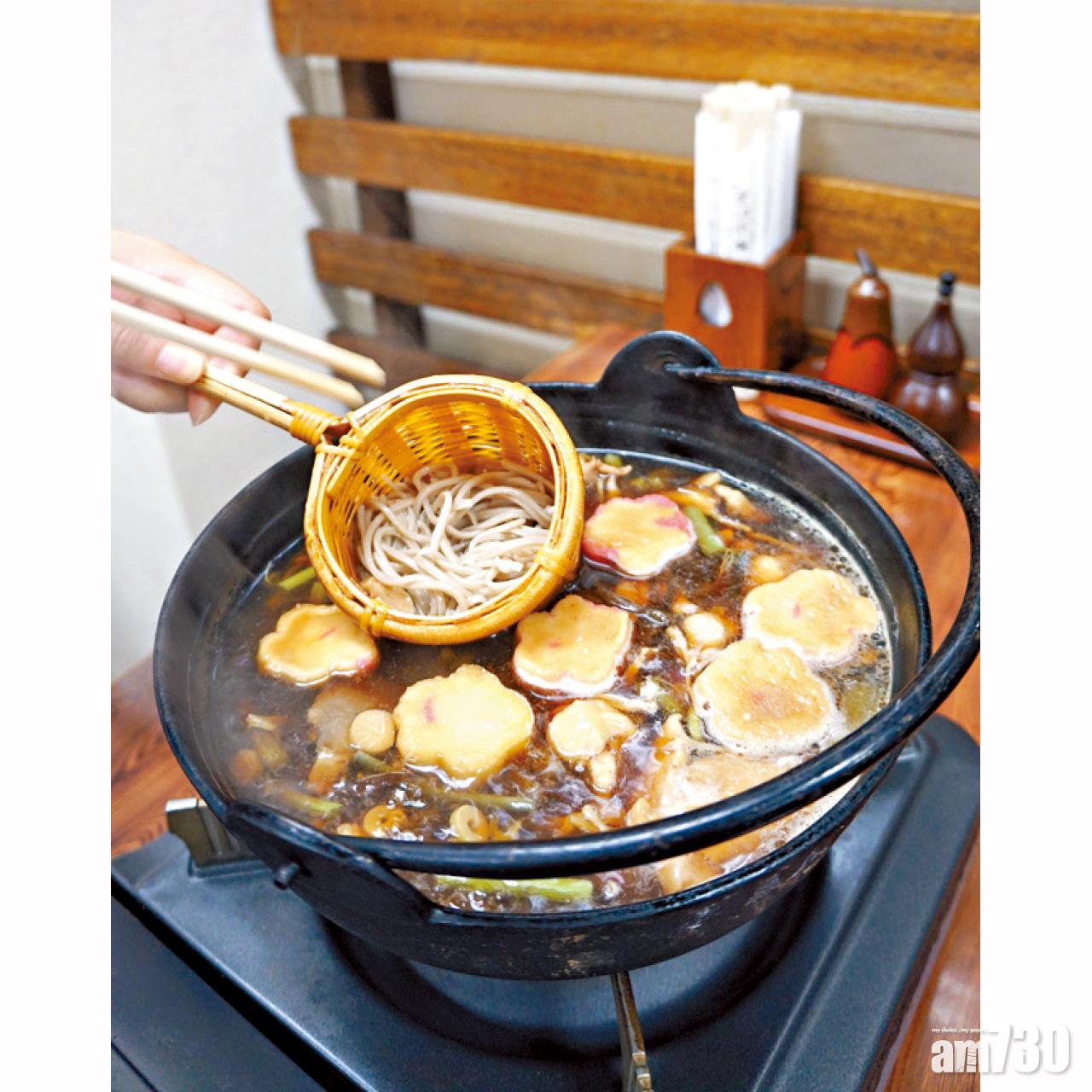 蕎麥麵火鍋每客3,500日圓。