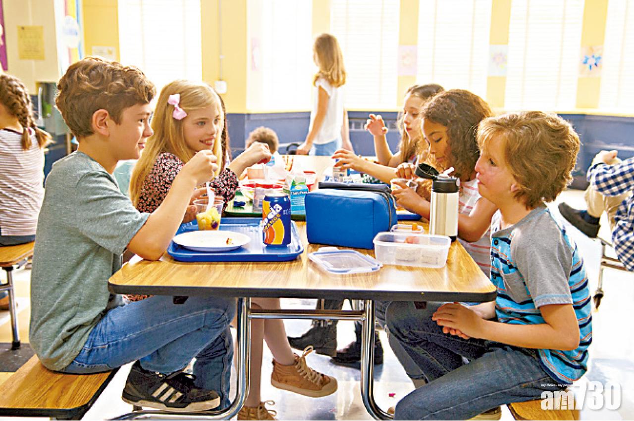 電影集中講述奧吉在學校的經歷,以及其同學仔的故事。