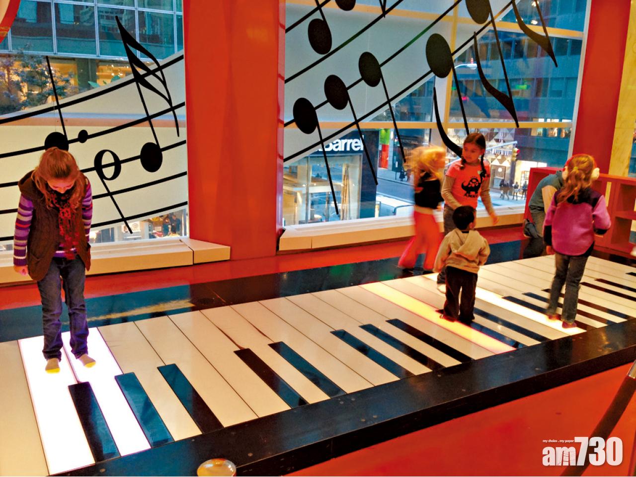 地板鋼琴曾經係店舖地標。