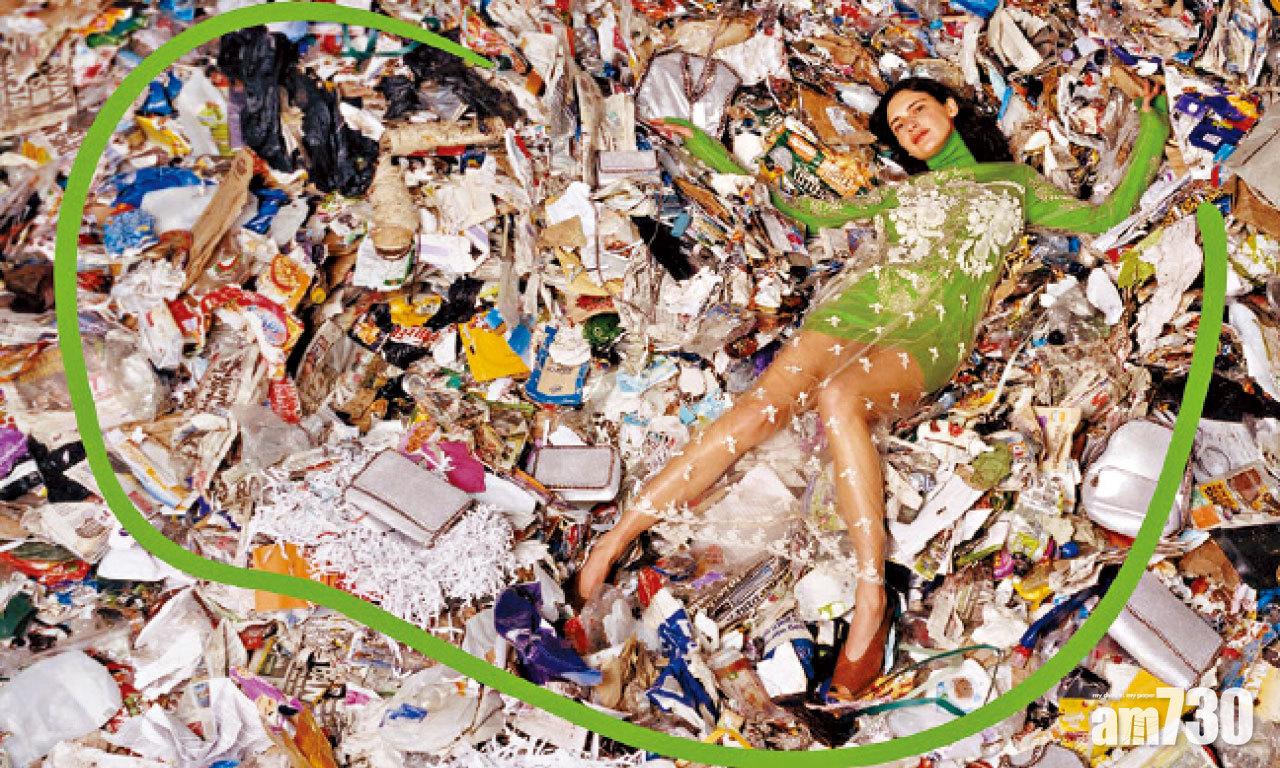 Stella McCartney 17秋冬廣告照的垃圾山。