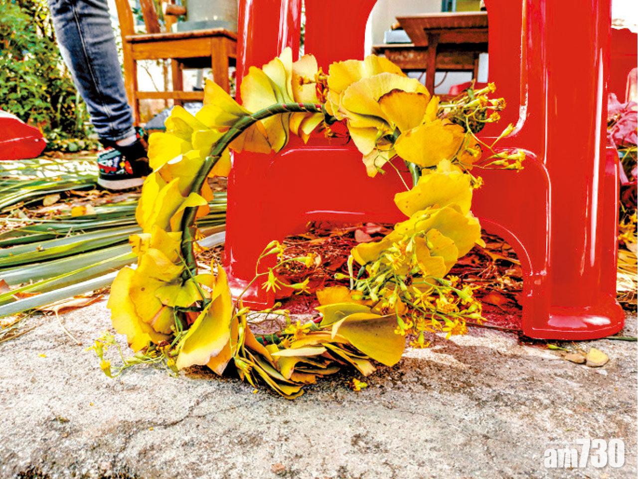 當地居民就地取材把銀杏葉做成花冠賣給旅客。