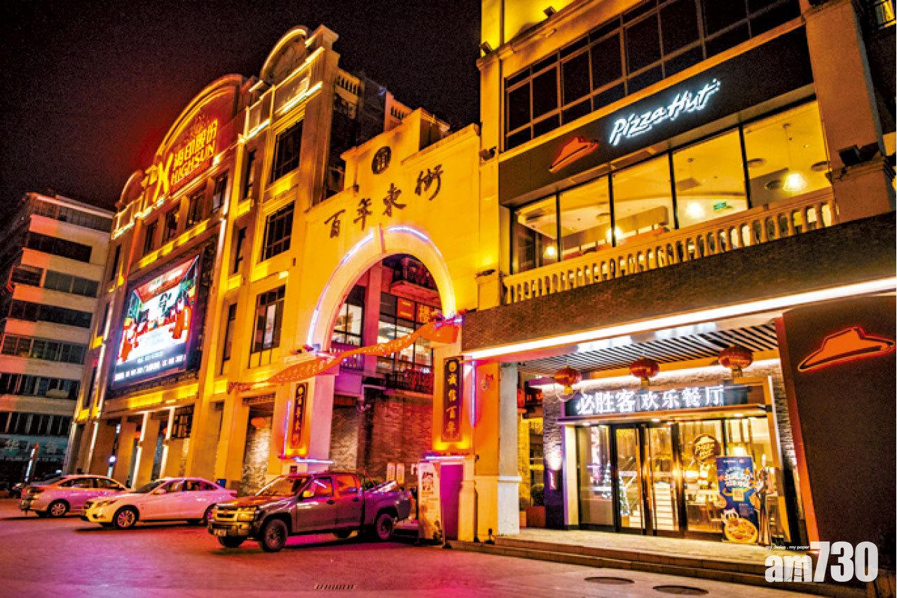 百年東街食店林立入夜後燈火通明。