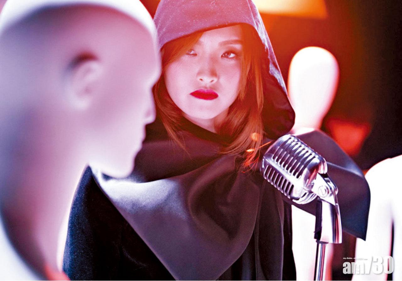 2 今年中,Mag推出新歌《奇怪》,以嶄新形象拍MV,突破過往的曲風與演繹方式,教人耳目一新。