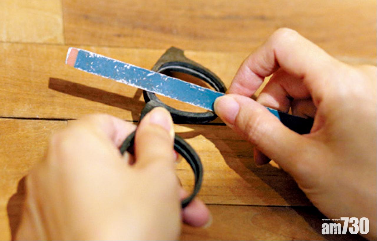 製造一副眼鏡框,涉及多達逾七十個步驟,職人通過對細節和工藝的注重,製作出的鏡架,具有高質量和耐用性。