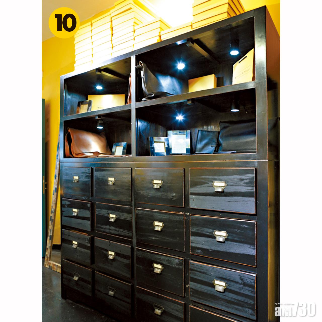 10.Aileen與Benoit特別參考中式「百子櫃」訂造的木櫃,存放客人的尺寸資料;皮革製品側是Smith & Norbu最近開發的產品,全用犛牛皮製造,堅固耐用。