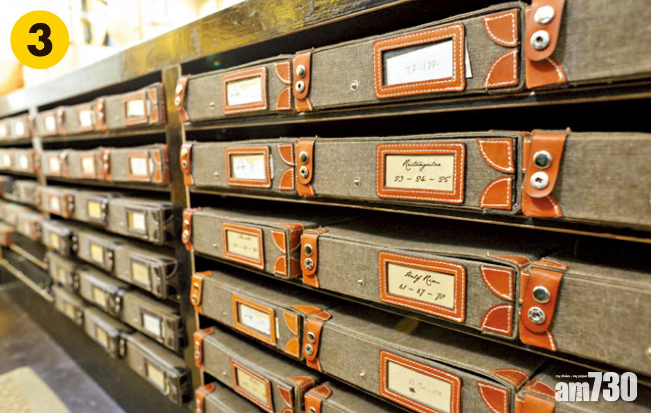 3.各種形狀、款式的眼鏡樣板,收藏在這些盒子中,而且依款式編了號碼,方便隨時抽出來,給客人作款式參考。