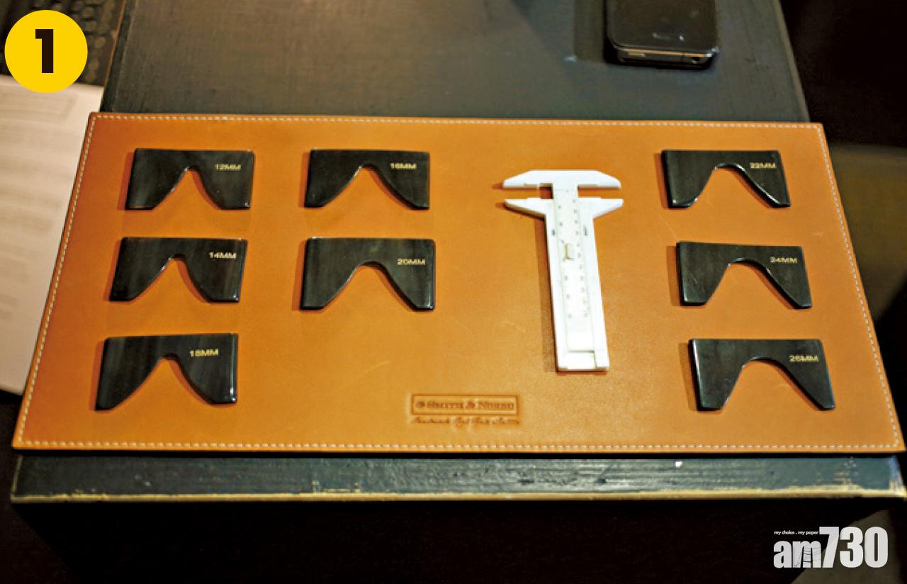 1.一副眼鏡是否戴得好看,最重要是鼻托能否貼合臉型,由於亞洲人鼻樑較低,不同款式的鼻樑量尺,精確量度鼻樑闊度,是「手造眼鏡」的重要工具。