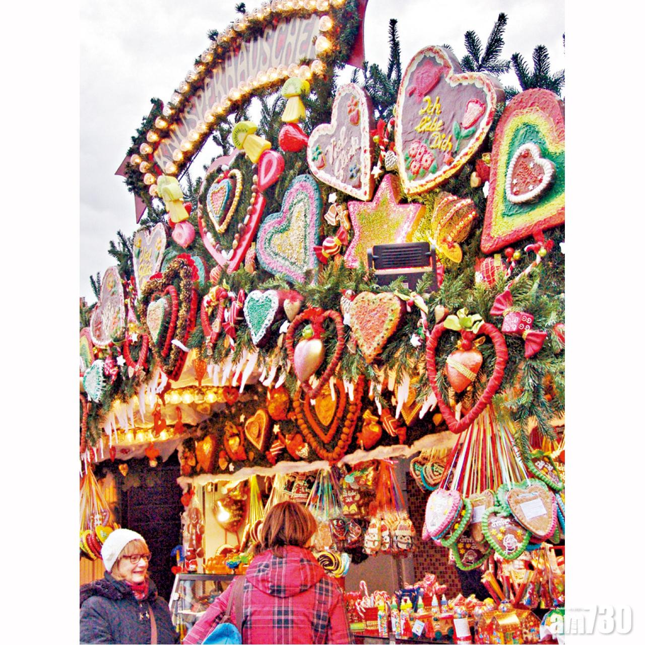 色彩繽紛的薑餅攤。