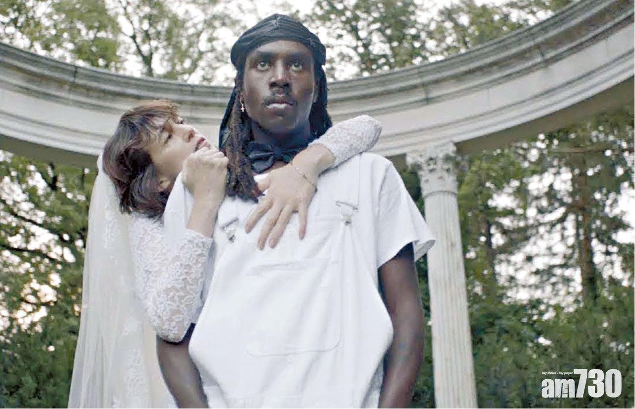 Charlotte親自執導的《Deadly Valentine》的MV,邀請了英國騷靈音樂唱作人 Blood Orange(Dev Hynes)飾演她青梅竹馬的戀人。
https://www.youtube.com/watch?v=LkyIVKbCfG8