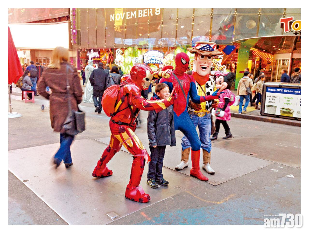 可以隨時隨地與超級英雄人物合照。