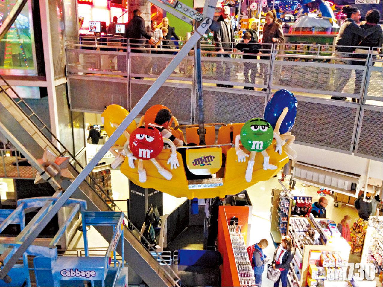 店內四周放置著精緻的卡通人物。