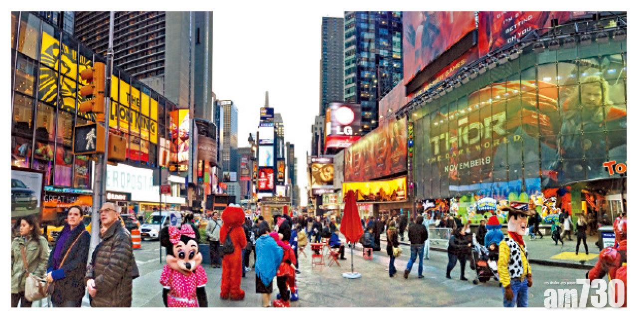 店外大街充滿着卡通人物,隨時可以和他們影相,帶出玩具的深藏意義,就是與人相處的文化。