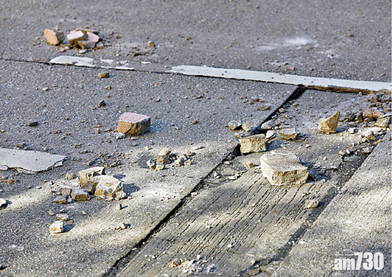 地面有大量碎石。