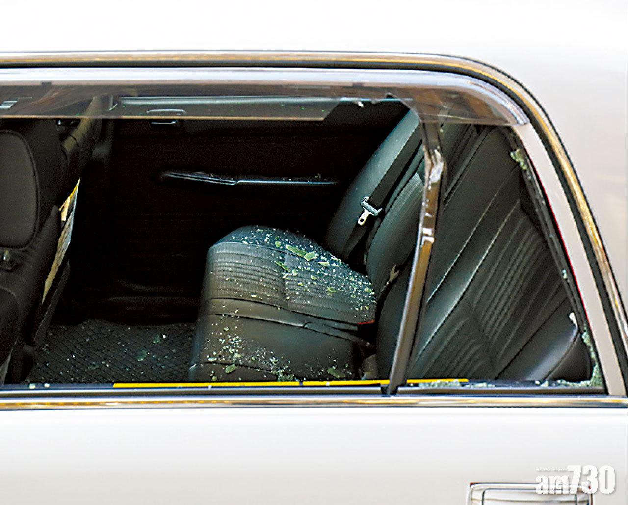 巴士車頂被擊破。