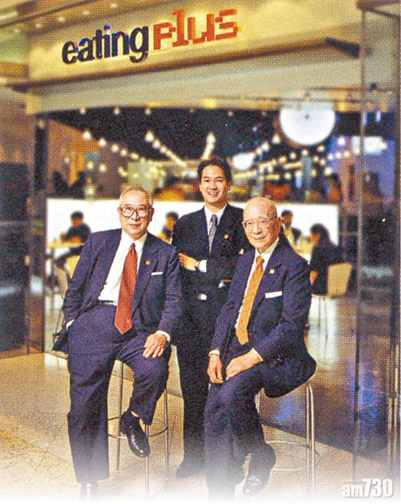 (左起)伍沾德、伍偉國、伍舜德(攝於2000年)