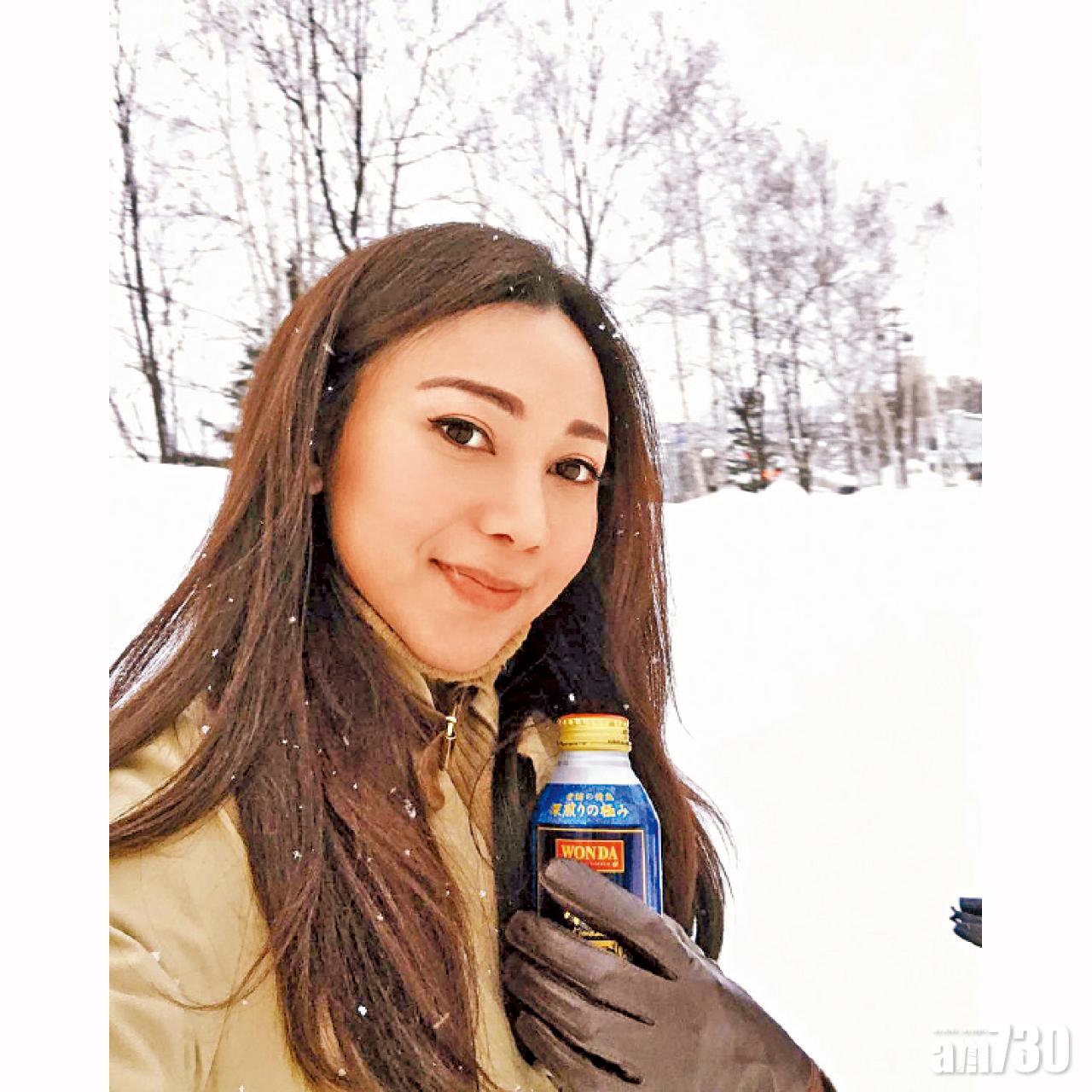 早前,AGA遠赴日本北海道,抵著嚴寒風雪,為下月推出的慘情新曲拍攝MV。