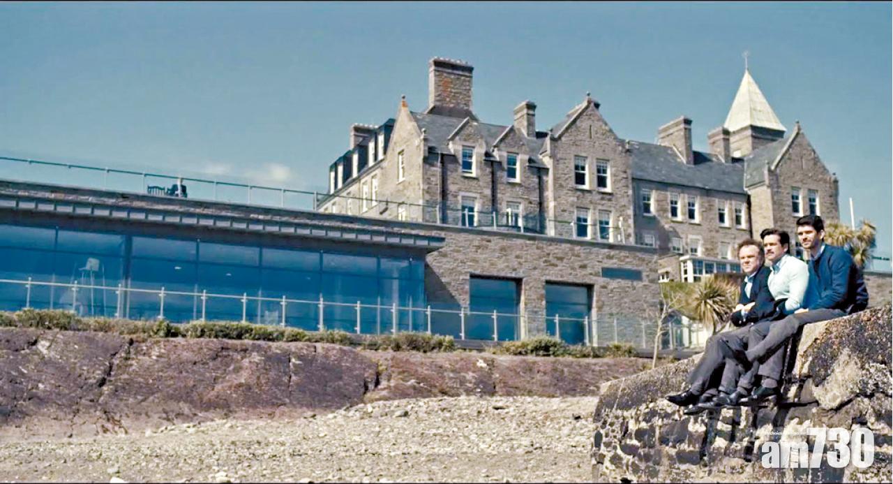 David在酒店認識了John與Robert。