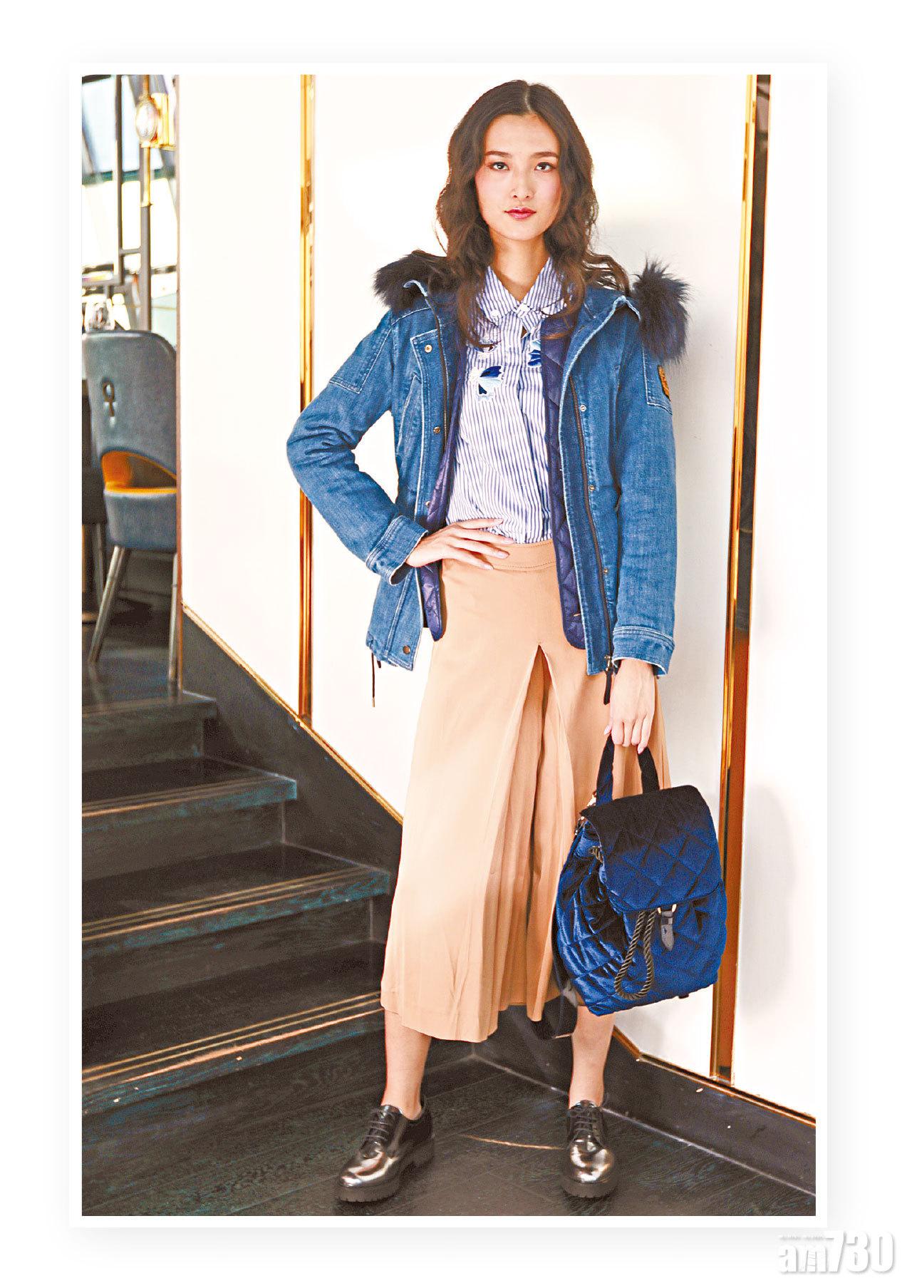 藍色毛領 zip-up jacket $5,080(D)
藍白條子 shirt $1,680(D)
蝦肉色 culottes $1,980(D)
銀色 shoes $2,280(D)
藍色絹布間棉 backpack $1,580(D)