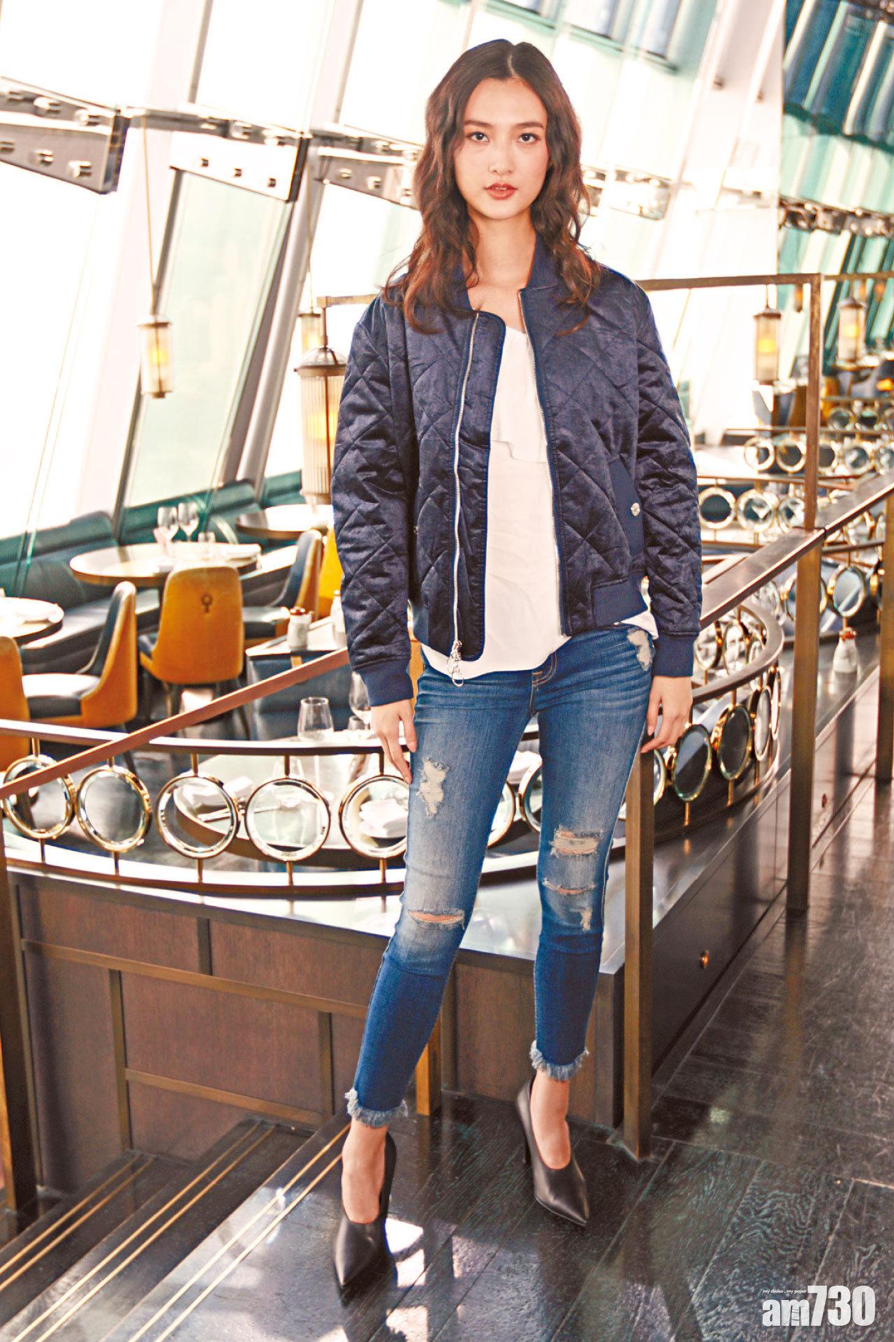 藍色尼龍 bomber jacket $3,380(C)
白色 off shoulder ruffles top $1,780(C)
藍色 washed destroy jeans $2,780(C)