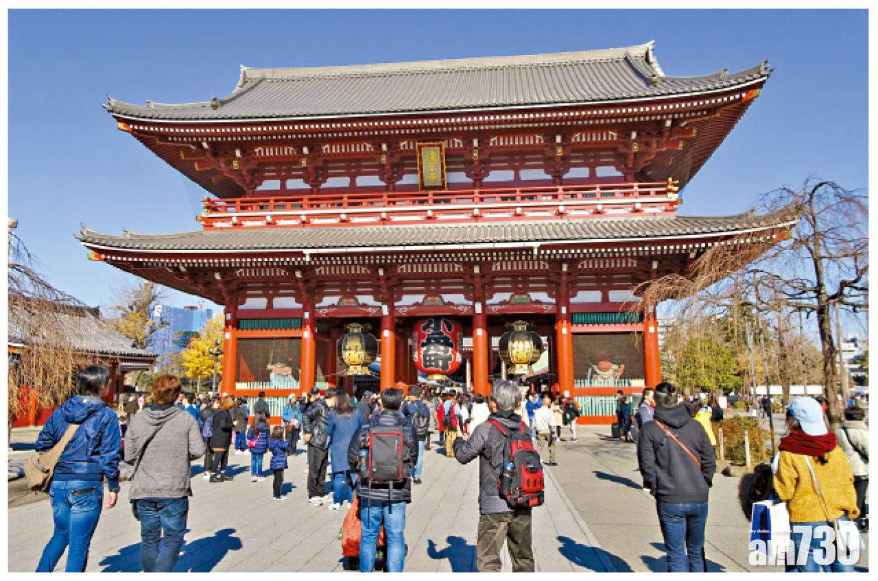 參觀淺草寺的遊客絡繹不絕。
