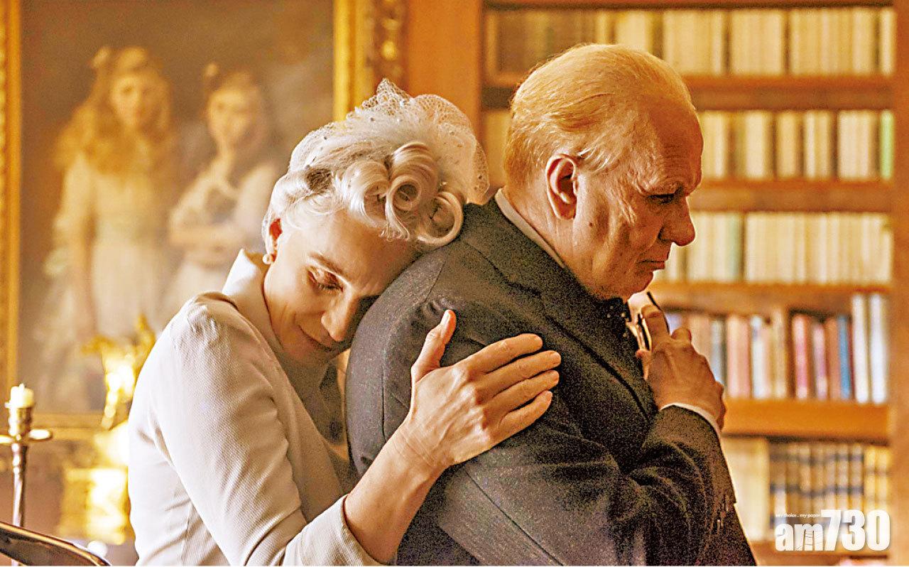 金像提名女星姬絲汀史葛湯瑪絲(左)在戲中飾演邱吉爾太太Clemmie。