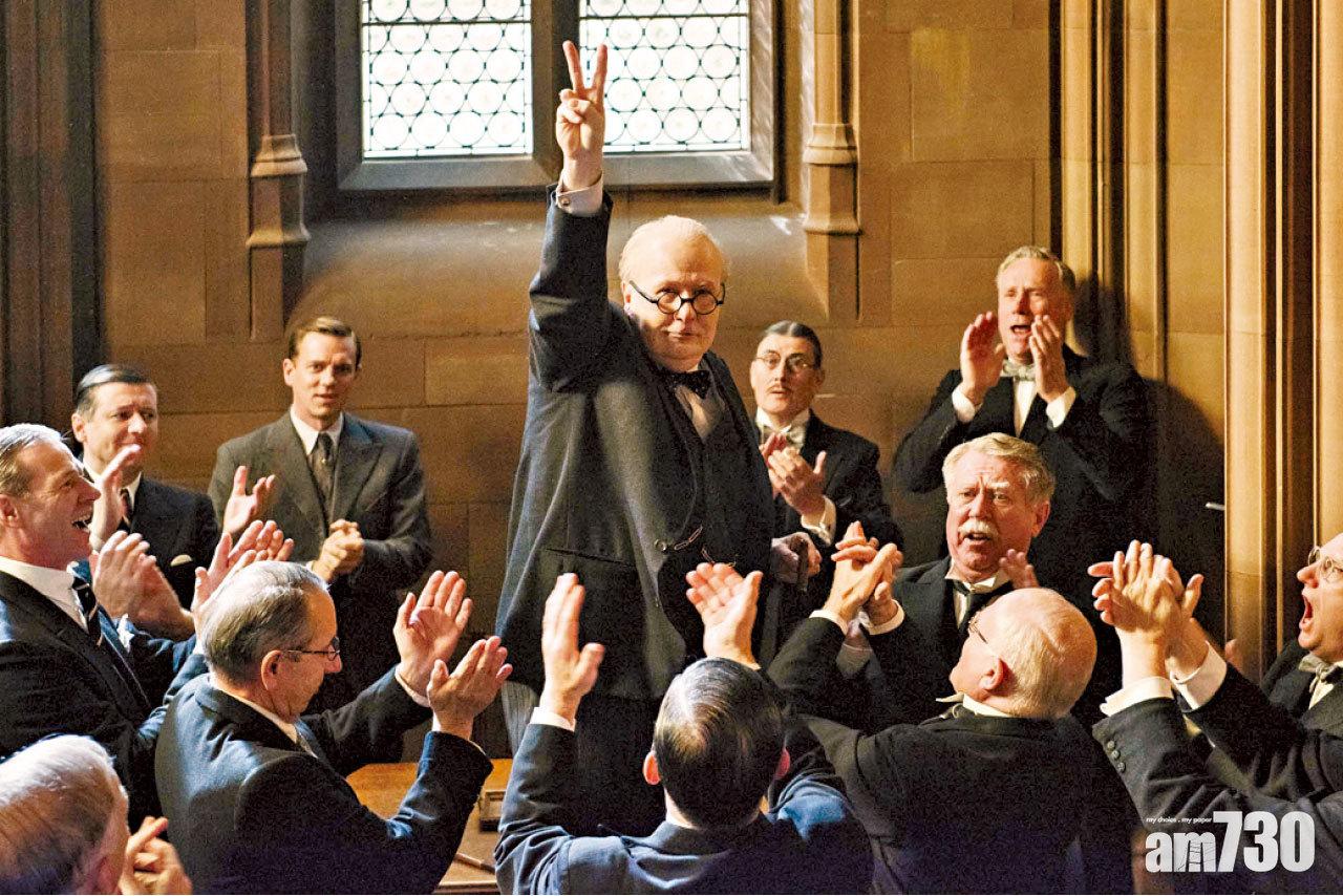 邱吉爾的著名V字手勢,當然會在戲中出現。