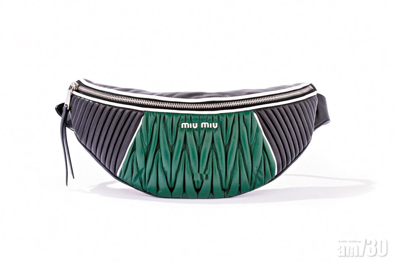 Miu Rider腰包$11,450,採用matelassé、光面皮革和動感色彩對比圖案拼布設計,十分搶眼。