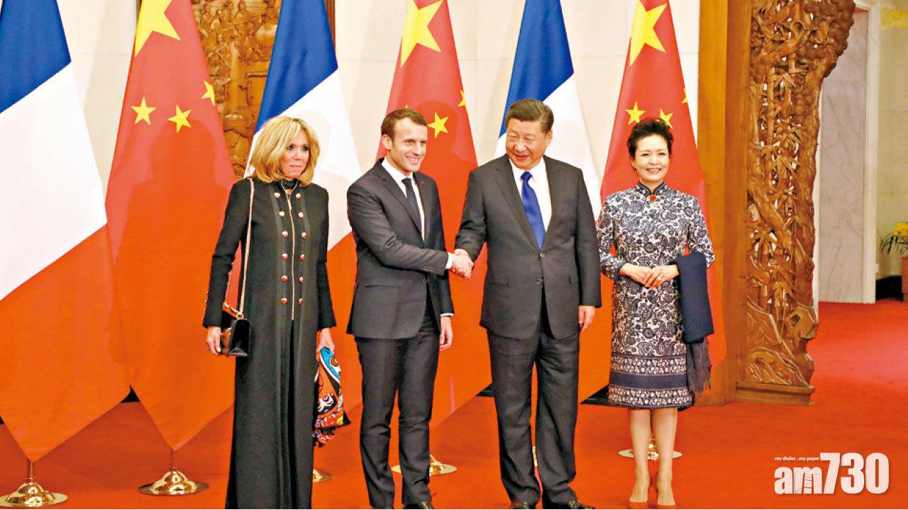 習近平夫婦在釣魚台國賓館歡迎馬克龍夫婦。(路透社)