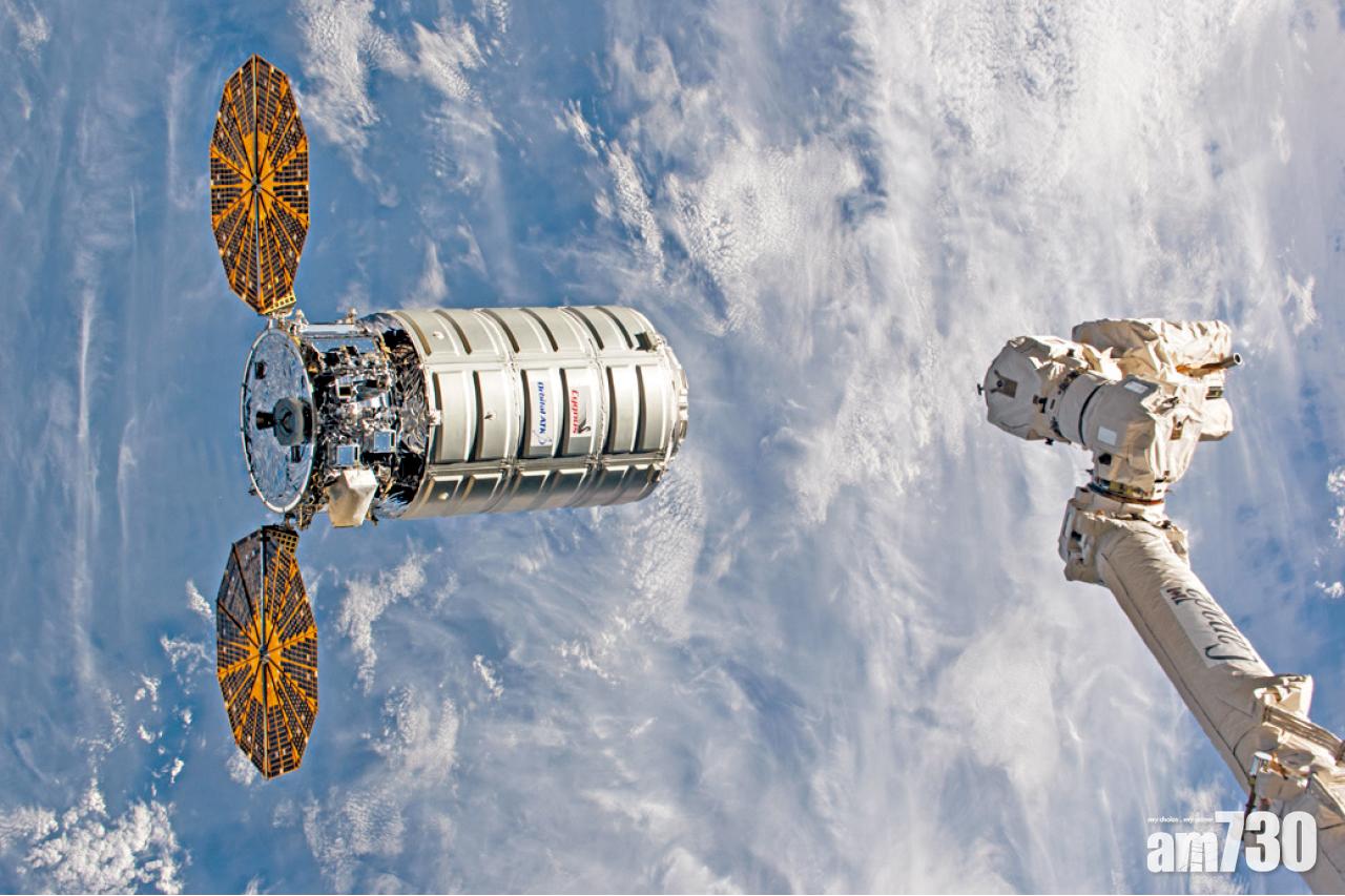 美國太空總署以衛星接收資訊。