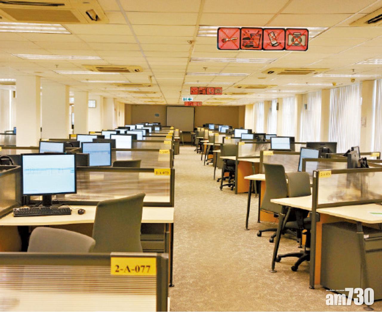 閱卷員在中心改卷。