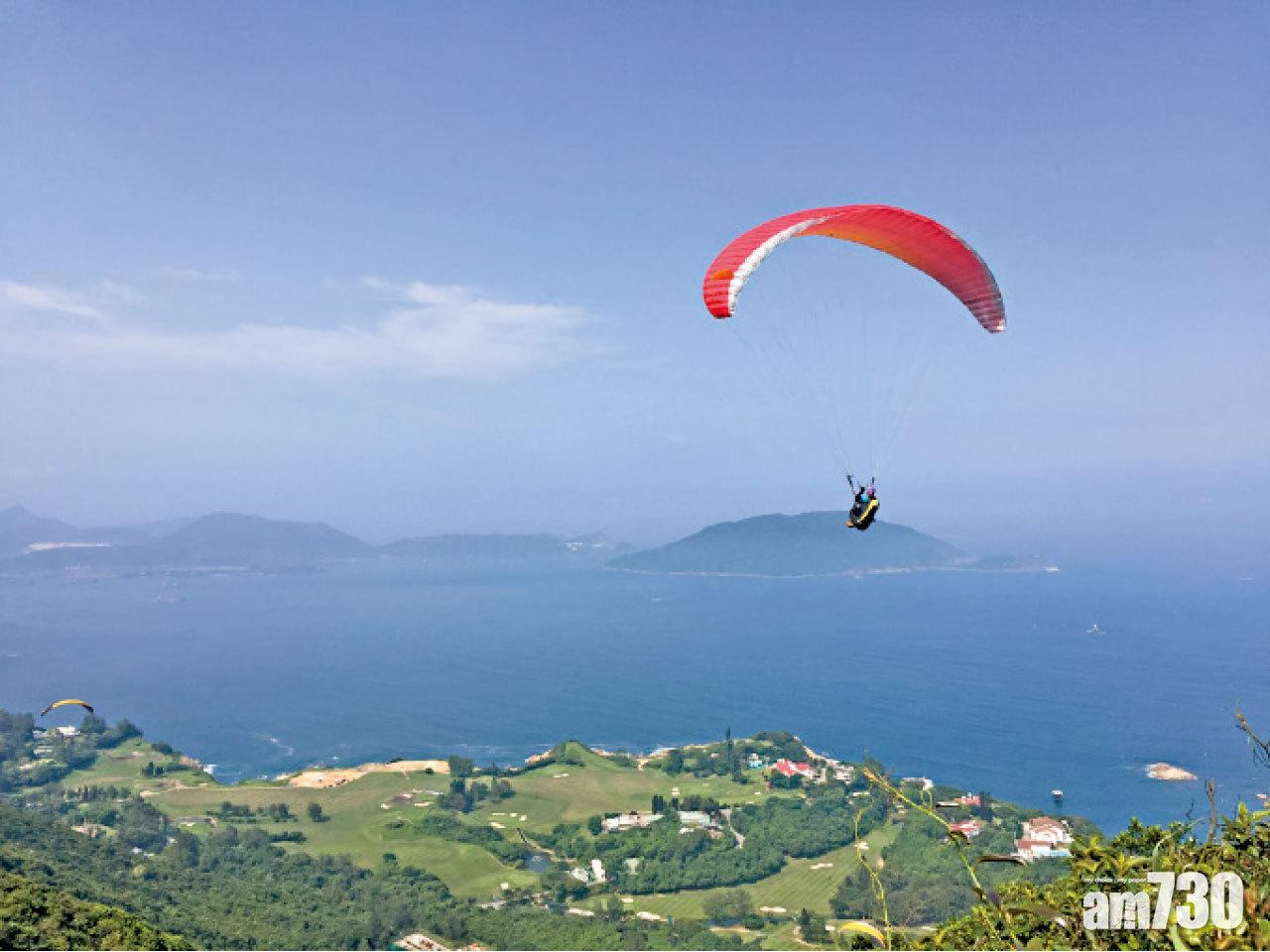 從筲箕灣有直抵龍脊行山徑,沿途盡覽石澳、大浪灣、赤柱及大潭一帶的壯麗景觀,更有人玩滑翔傘,無怪乎被世界認定為亞洲最佳市區行山徑。