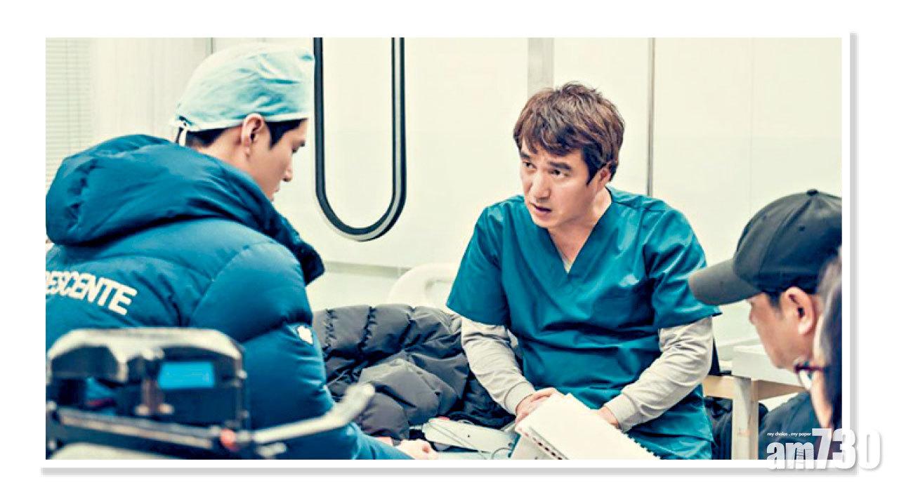 在拍攝現場緊湊認真的排練。