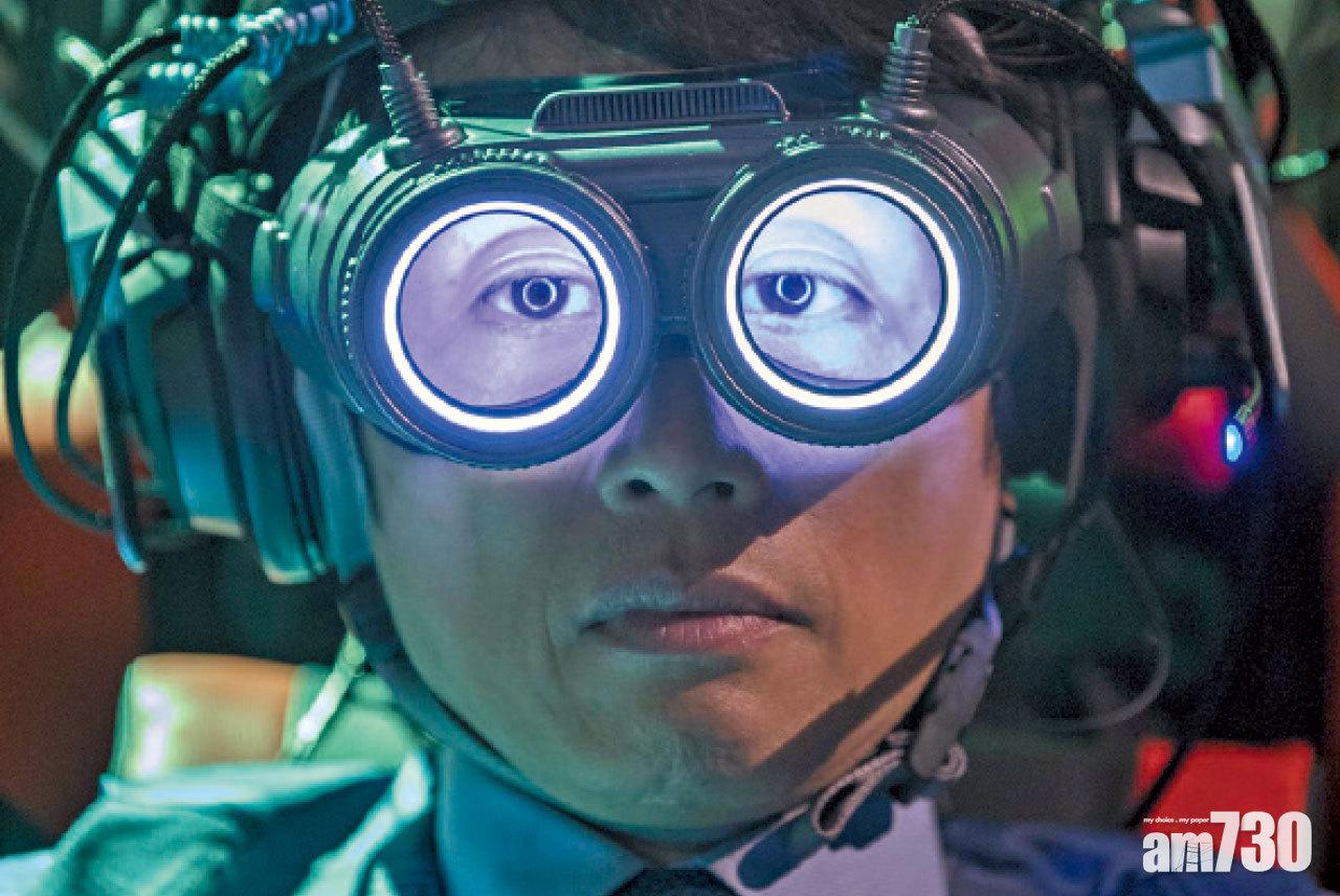 子華戴著電子頭罩進入VR虛擬世界的造型,最令阿佘忍俊不禁,她笑言:「見到佢對鬥雞眼,好想打佢!」