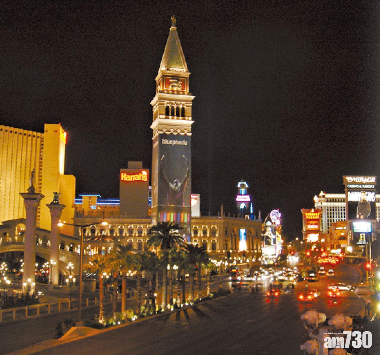 在Las Vegas Boulevard(拉斯維加斯大道)的Las Vegas Strip(賭城大道)之各酒店門口,已經建設了不少世界宏偉建築的「縮水老翻」。