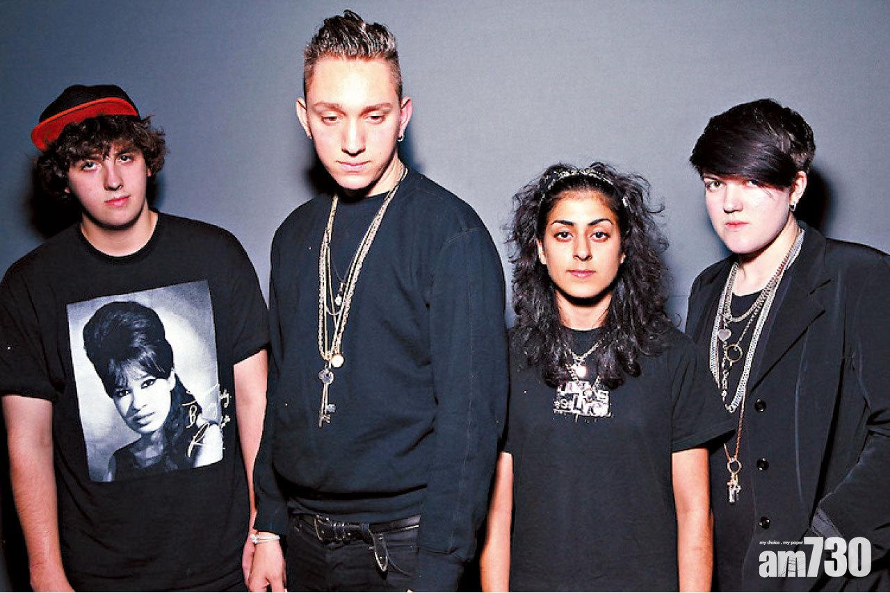 第一代的The xx,推出首張專輯後,鍵盤手Baria Qureshi(右二),因個人理由離開樂隊,之後The xx一直維持著3人陣容。