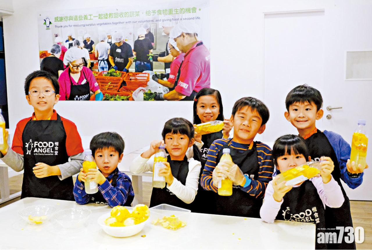 第五站「香港實況區」,貧窮好像離這群小朋友很遠,有多少人住在劏房?100個鋁罐可以換到甚麼?要收集多少紙皮才夠錢買一個菠蘿包?小朋友可在此體驗一下。