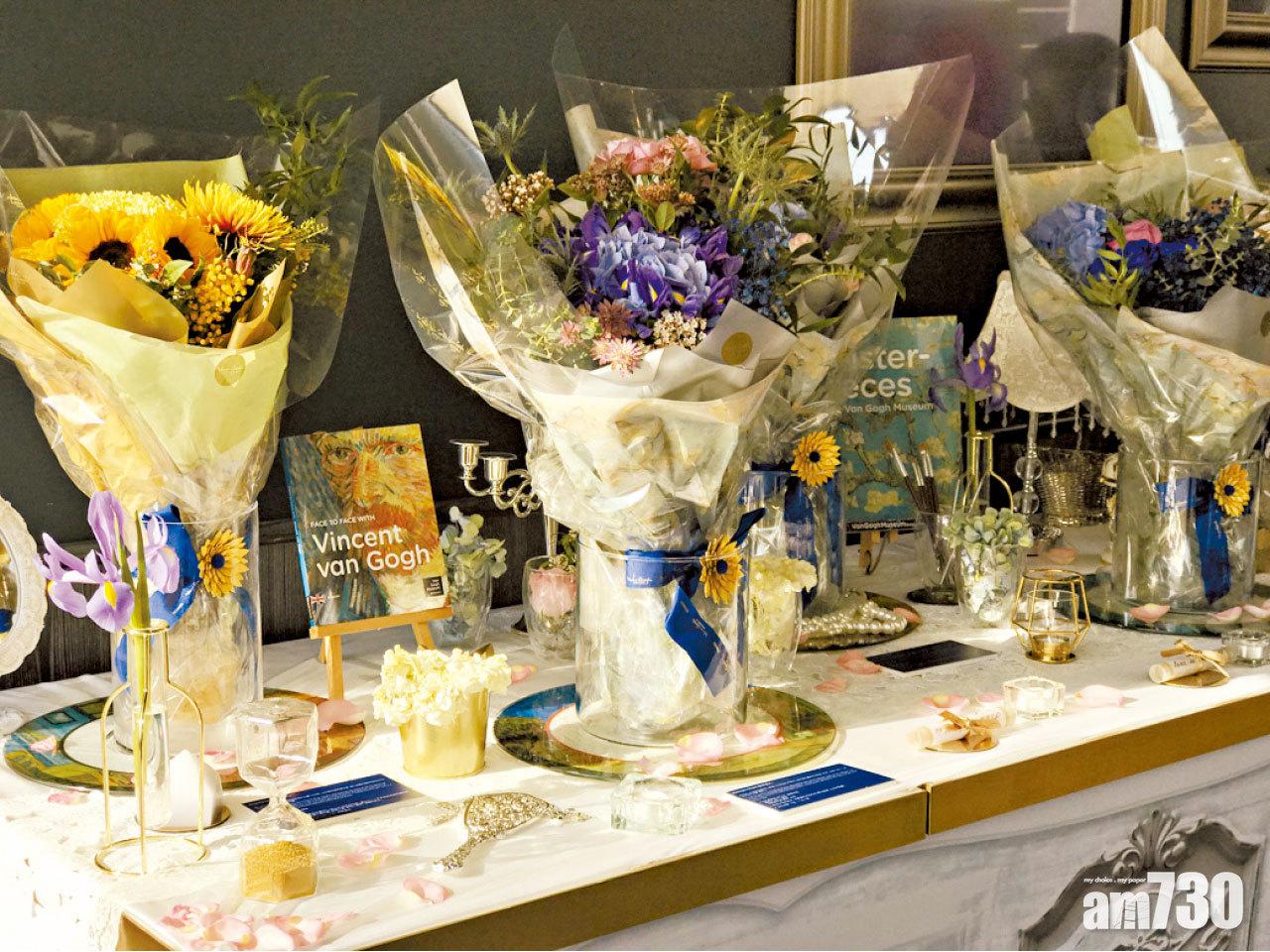 花束運用了十九世紀中期維多利亞花束(Victorian Posy),以5個環狀小花環由內而外紮成花球,標示著永恆及一生一世的愛意。