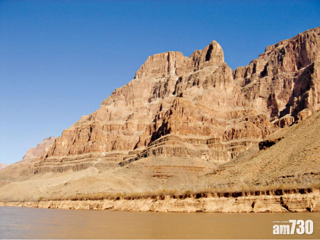 由於河中夾帶大量泥沙,所以科羅拉多河水都是帶紅色。