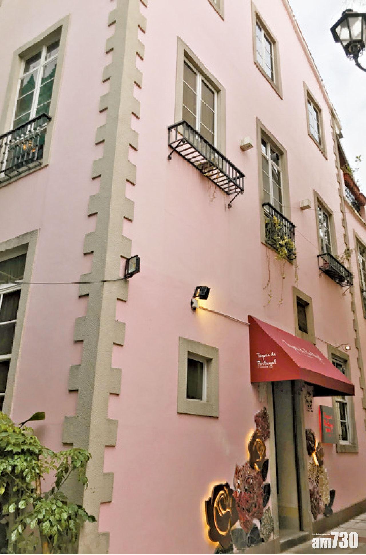 餐廳是全幢粉紅小屋。