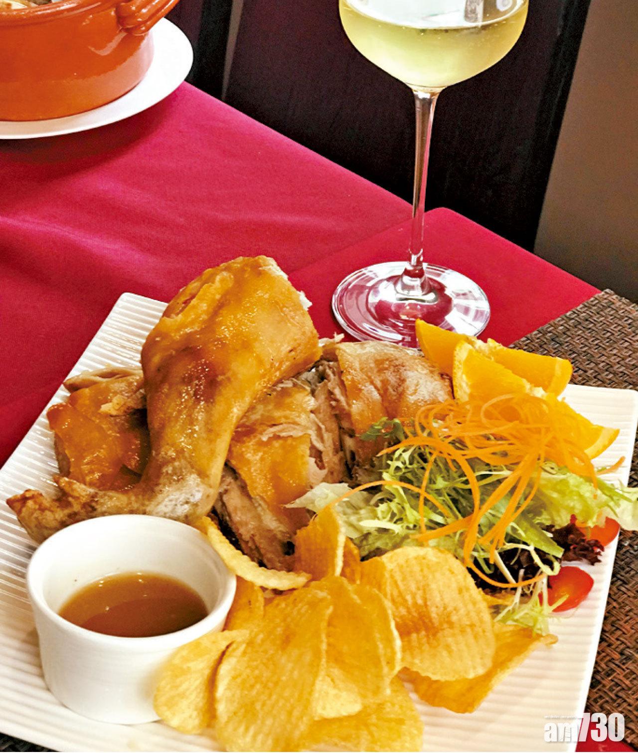 主菜烤乳豬配自製薯片。