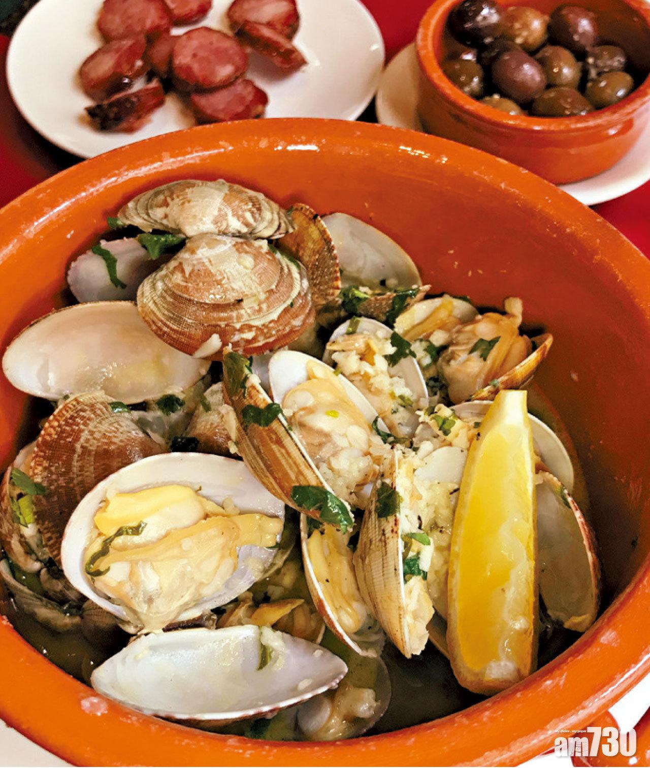 白酒煮蜆與火燄香腸好開胃。