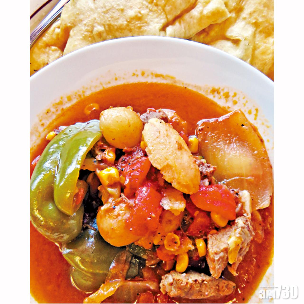 納瓦霍印第安烤餅和燉牛肉。