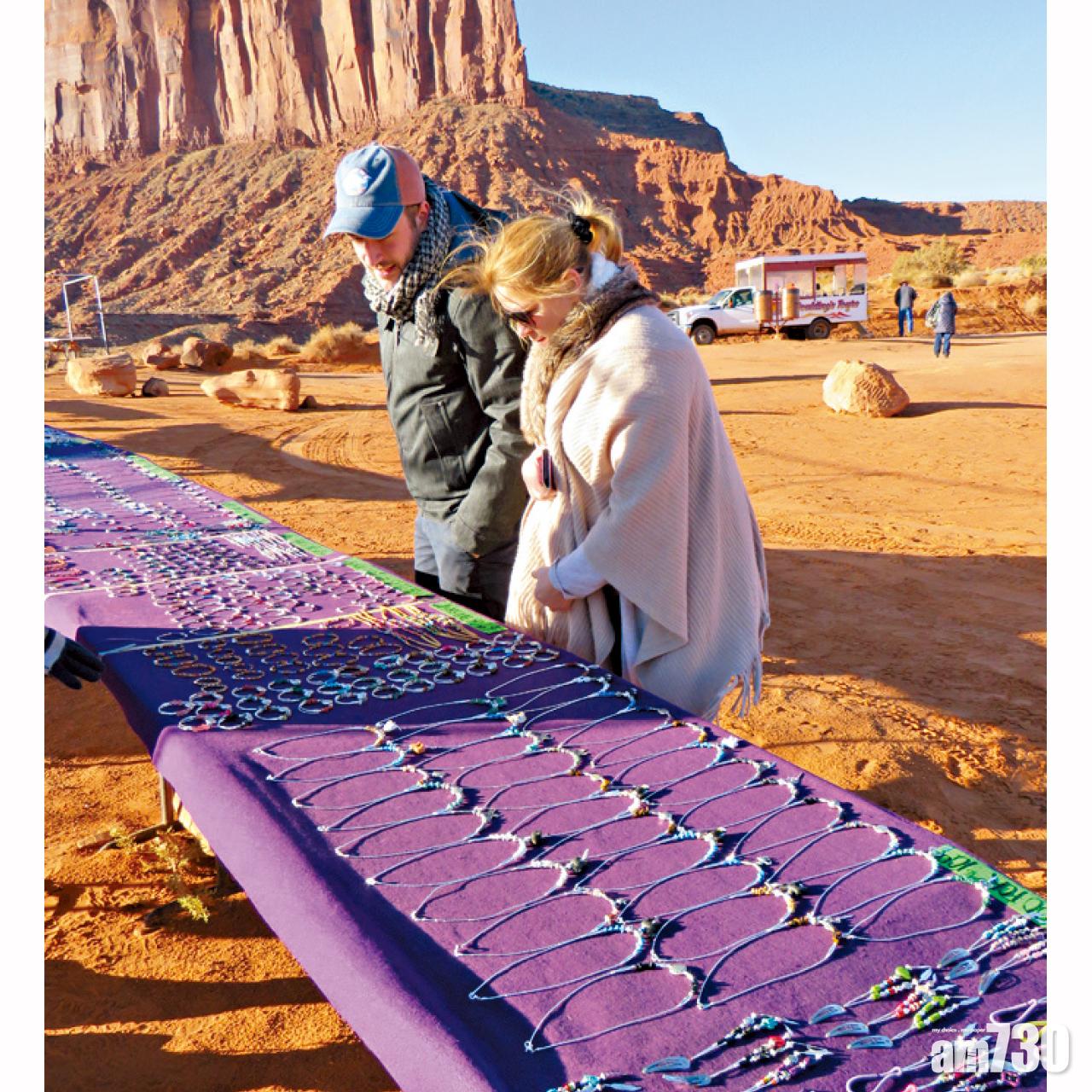 遊客在紀念碑谷選購印第安土產。