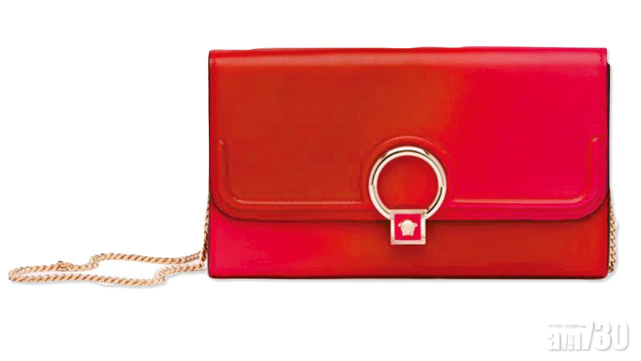 紅色鏈帶小手袋,襯牛仔褲有型,襯套裝端莊得體,而且任何年齡都carry到。(TBC,Versace)