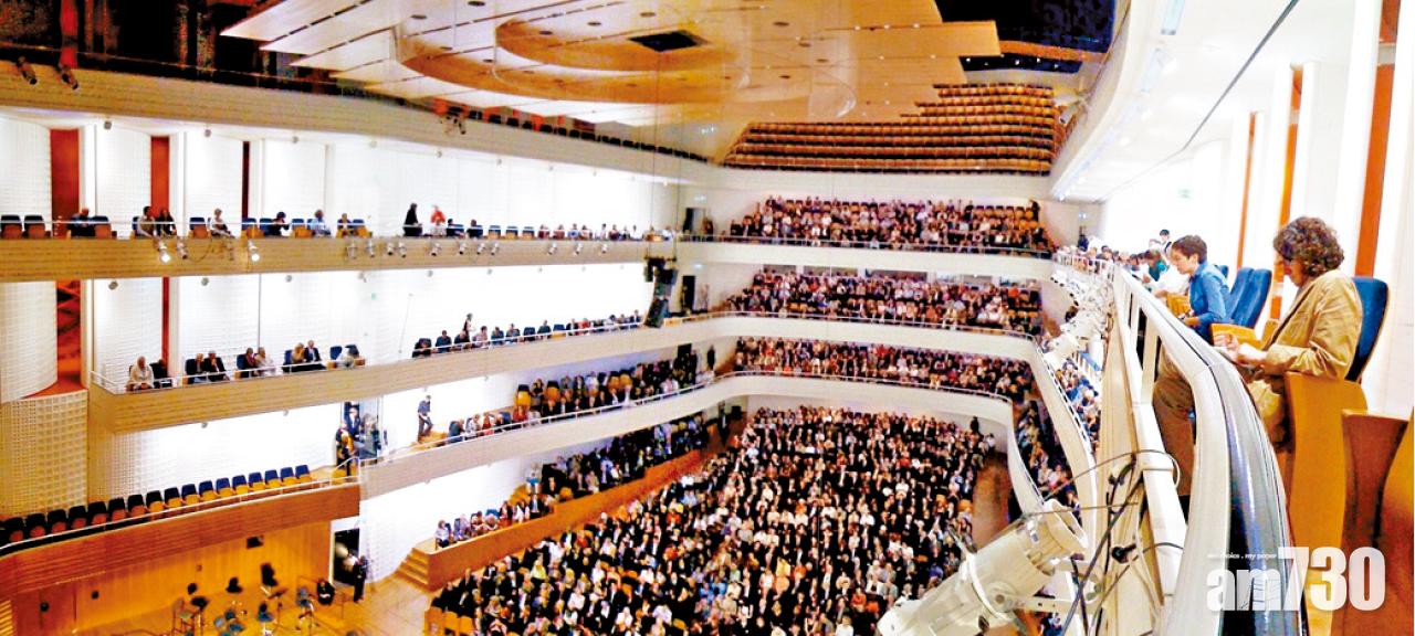 音樂廳兩邊牆上,有高科技隔音板。