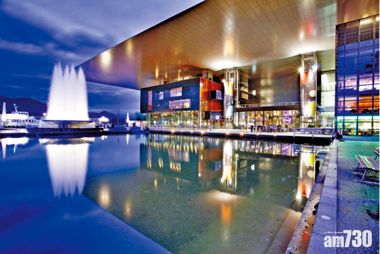 中心的夜景十分璀璨。